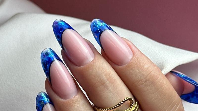 Manicure hybrydowy z niebieskim wzorem French