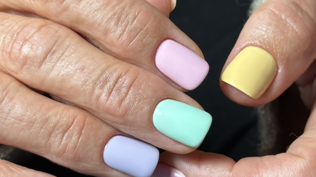 Pastelowy manicure w delikatnych kolorach