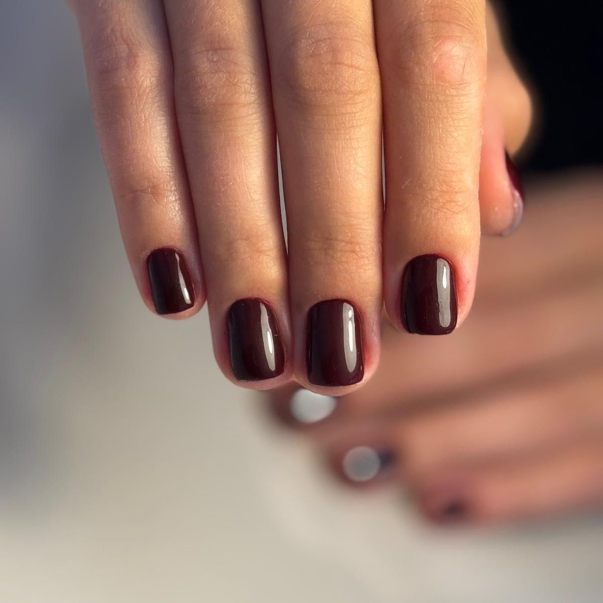 Krótki manicure hybrydowy w głębokim bordowym odcieniu
